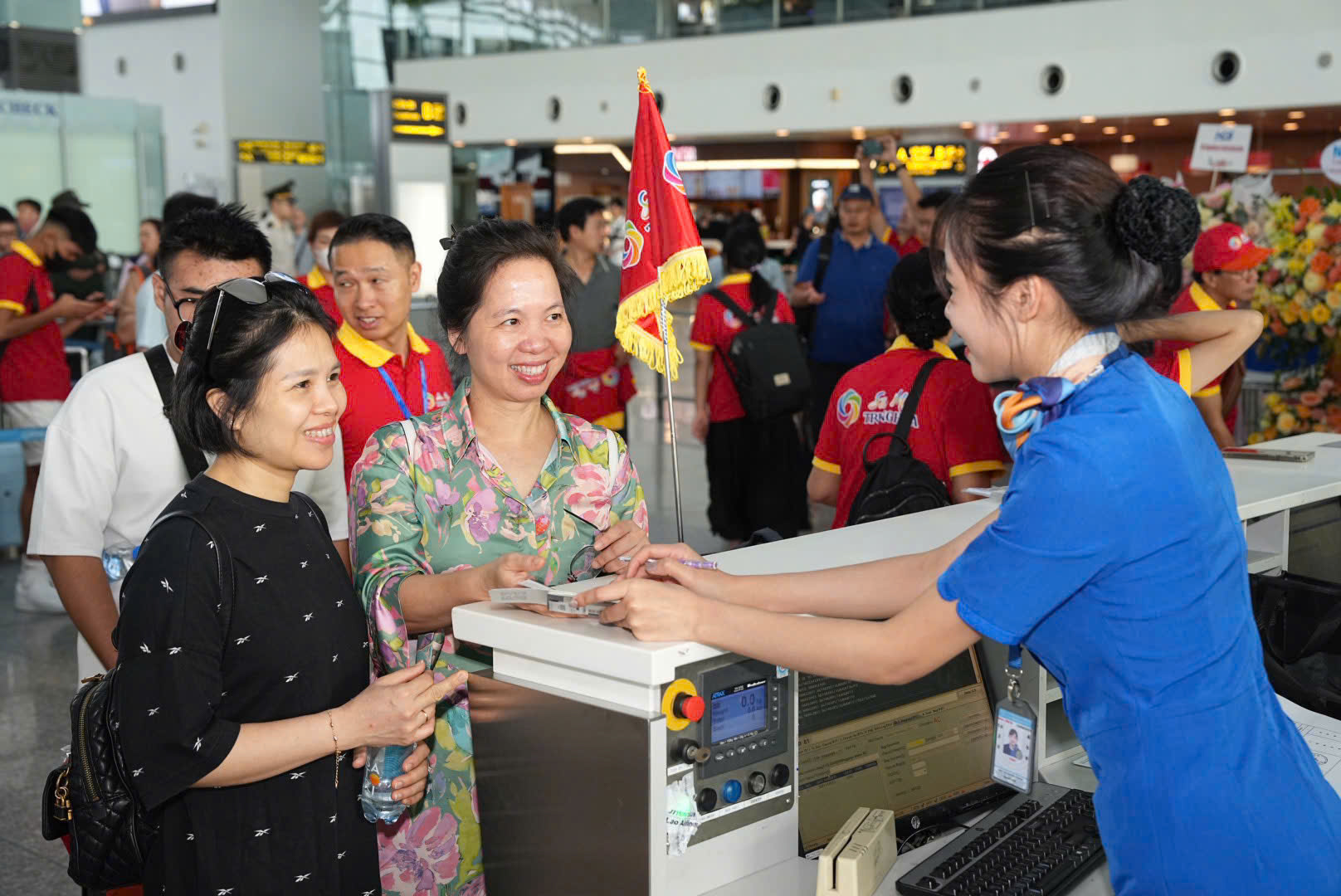 Hành khách từ Hà Nội vui vẻ làm thủ tục check in để đi Quý Dương. Thời gian bay chỉ hết 2 tiếng. Ảnh: Phan Công